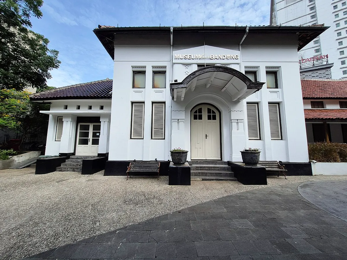 Bangunan Museum Kota Bandung tang merupakan bekas Frobelschool (taman kanak-kanak) yang didirikan oleh perkumpulan Freemason Bandung. (Sumber: Wikimedia)