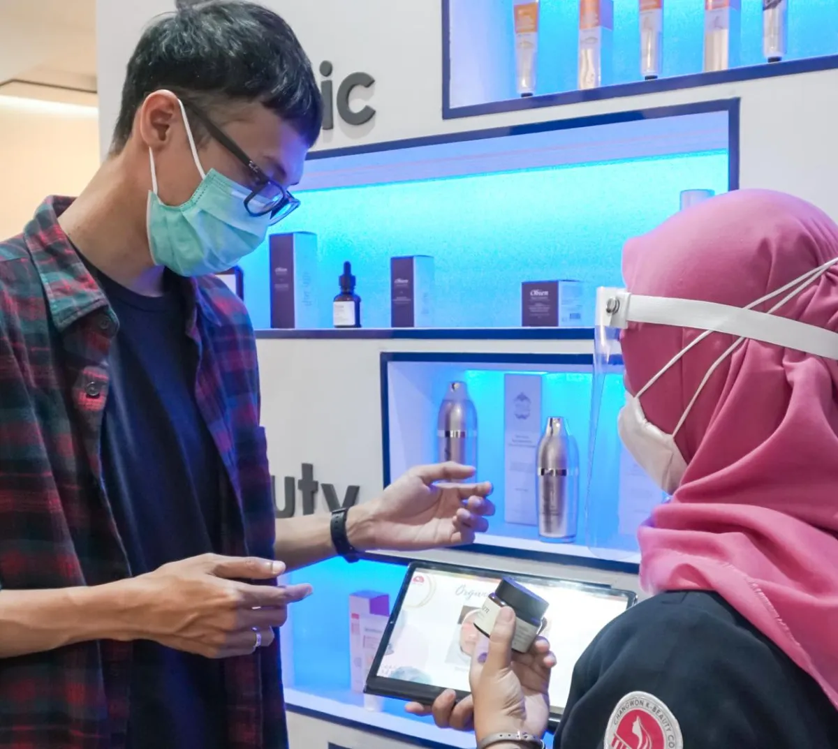Kaum pria kini mulai melirik perawatan kulit sebagai bagian dari investasi pribadi dan profesional. (Sumber: Ayobandung.id | Foto: Eneng Reni Nuraisyah Jamil)