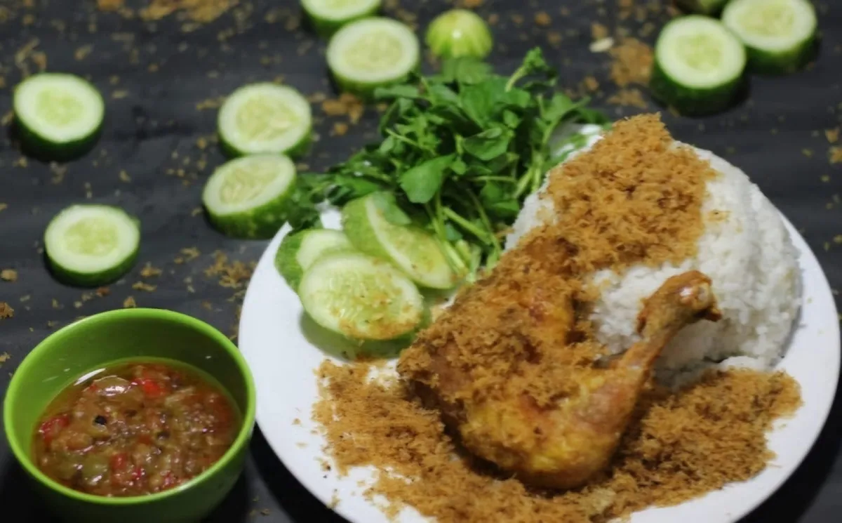Sepiring nasi putih, ayam goreng yang renyah, serundeng gurih, dan sambal hijau yang pedas dari Warung Nasi SPG. (Sumber: dok. Warung Nasi SPG)