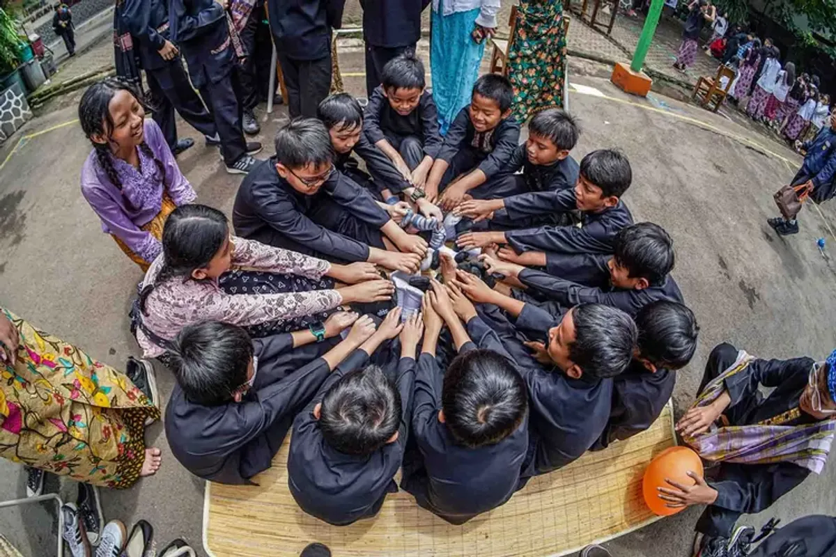Siswa mengikuti kegiatan permainan tradisional di SDN 164 Karangpawulang, Jalan Karawitan, Kota Bandung, Kamis 5 Desember 2024. Kegiatan mengusung tema Kearifan Lokal: Merajut Kebersamaan Dalam Warisan Budaya Tradisional, menyuguhkan sejumlah permainan tradisional khas Jawa Barat. (Sumber: ayobandung.com | Foto: Kavin Faza)