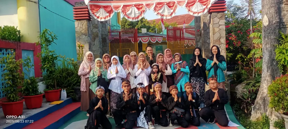 Tim delegasi SD Islam Al Amanah berfoto bersama Guru sebelum berangkat mengikuti Festival Tunas Bahasa Ibu (FTBI) Tingkat Kecamatan Cileunyi yang berlangsung di SDN Percobaan Bandung, Sabtu (23/8/2025). (Sumber: WhatsApp | Foto: Dokumentasi Guru)