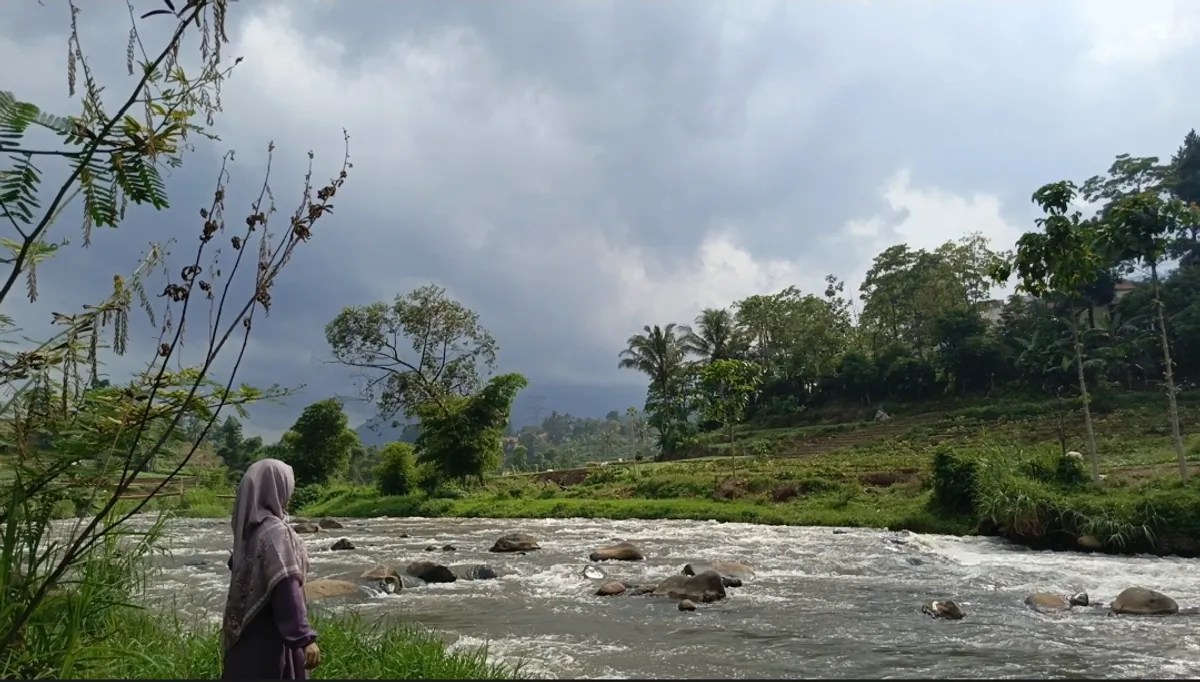 Pemandangan Sungai Cisangkuy dari Bawah Jembatan Jagabaya (Sumber: Dokumentasi Penulis | Foto: Dias Ashari)