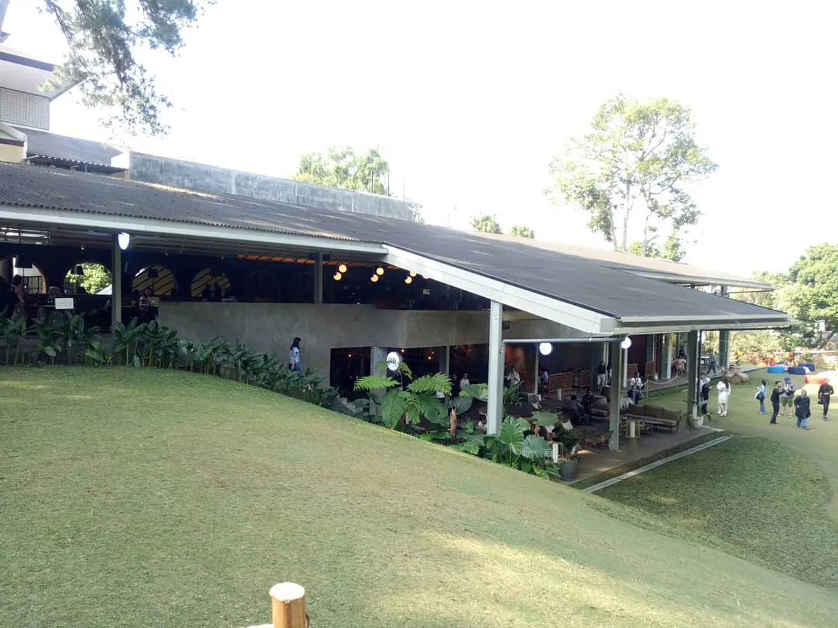 Nara Park Bandung bukan sekadar tempat makan, tapi sebuah destinasi wisata yang menyatukan alam, kuliner, dan kebersamaan. (Sumber: Ayobandung.id | Foto: Eneng Reni Nuraisyah Jamil)