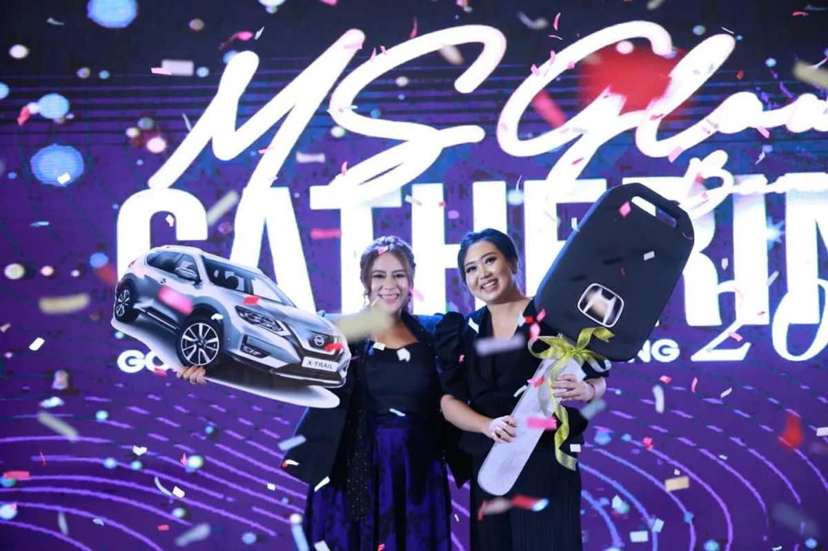 Owner MS Glow Bandung, Cokorda Istri Anik Parasari saat meraih penghargaan di acara “Glow Bandung Gathering Goals Growing and Glowing 2020”. (Sumber: dok. pribadi)