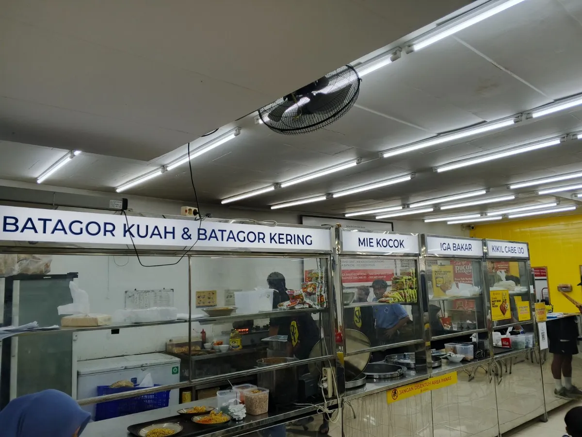 Suasana di Kedai Batagor dan Mie Kocok Sinar Abadi. (Foto: Dok. Ayobandung.com)