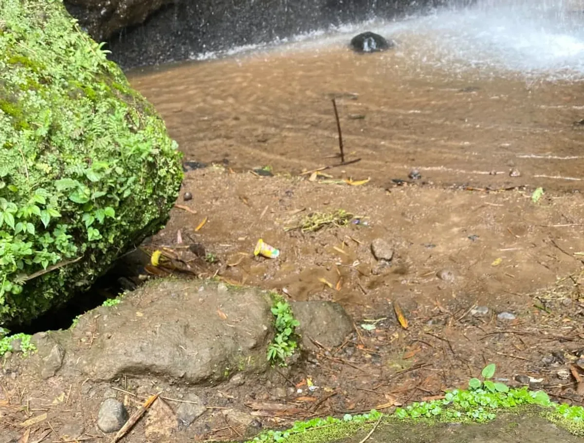 Air jernih dari tepian Curug Anom Bandung. (Sumber: Dokumentasi Penulis | Foto: Yayang Nanda Budiman)