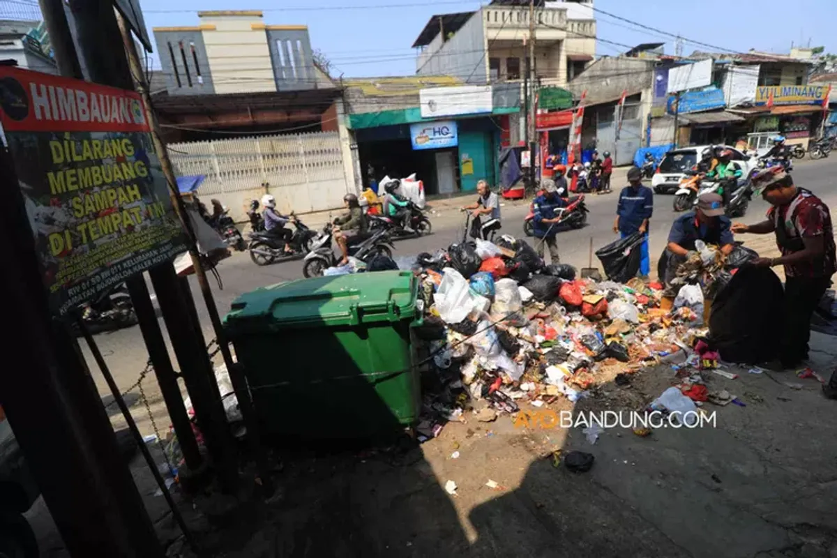 Pemerintah Provinsi Jawa Barat telah menetapkan darurat sampah di Bandung Raya menyusul peristiwa kebakaran di TPA Sarimukti. (Sumber: Ayobandung.com | Foto: Irfan Al-Faritsi)