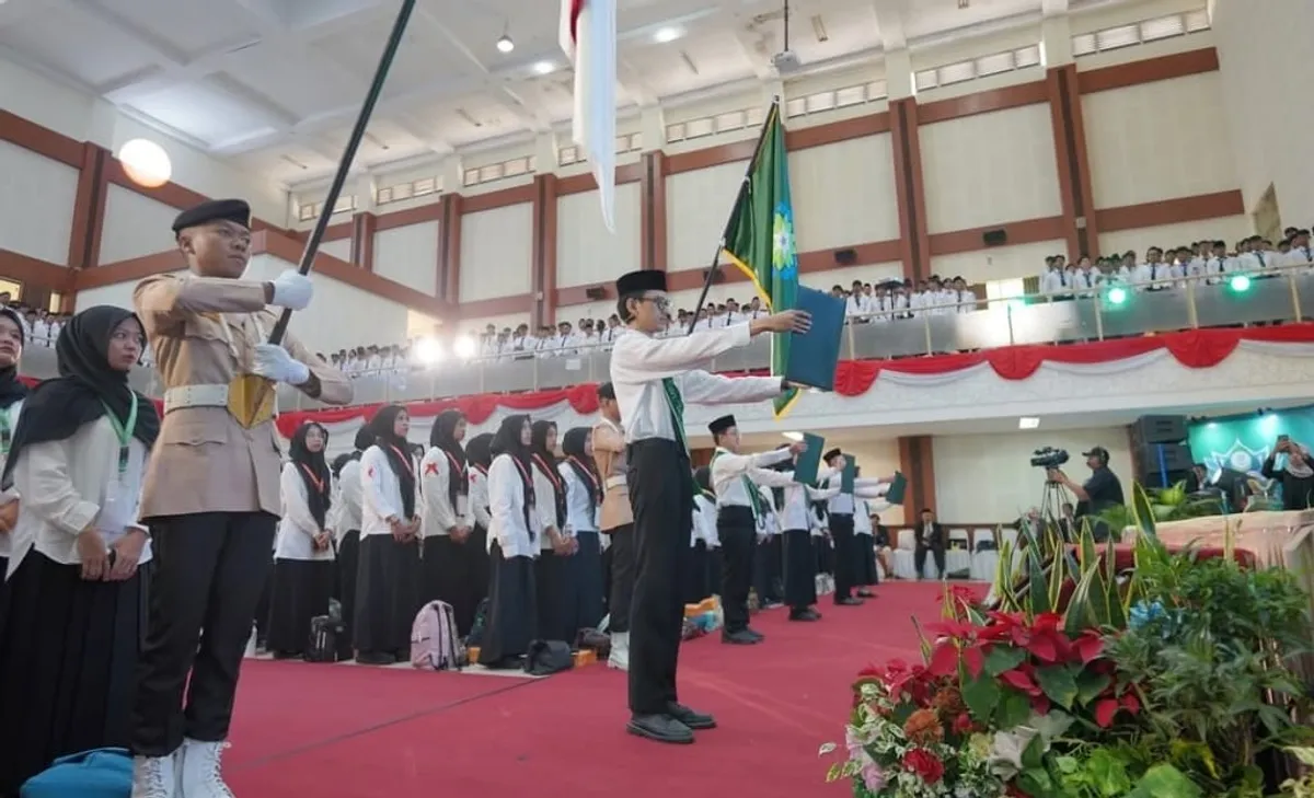 Sebagai aksi nyata dalam mewujudkan penggerak literasi dan pelopor ekoteologi, 7.310 mahasiswa baru UIN Bandung melakukan “Deklarasi Aksara Lestari Gunung Djati Muda” saat PBAK 2025, Selasa (26/8/2025) (Sumber: Humas UIN SGD | Foto: Istimewa)