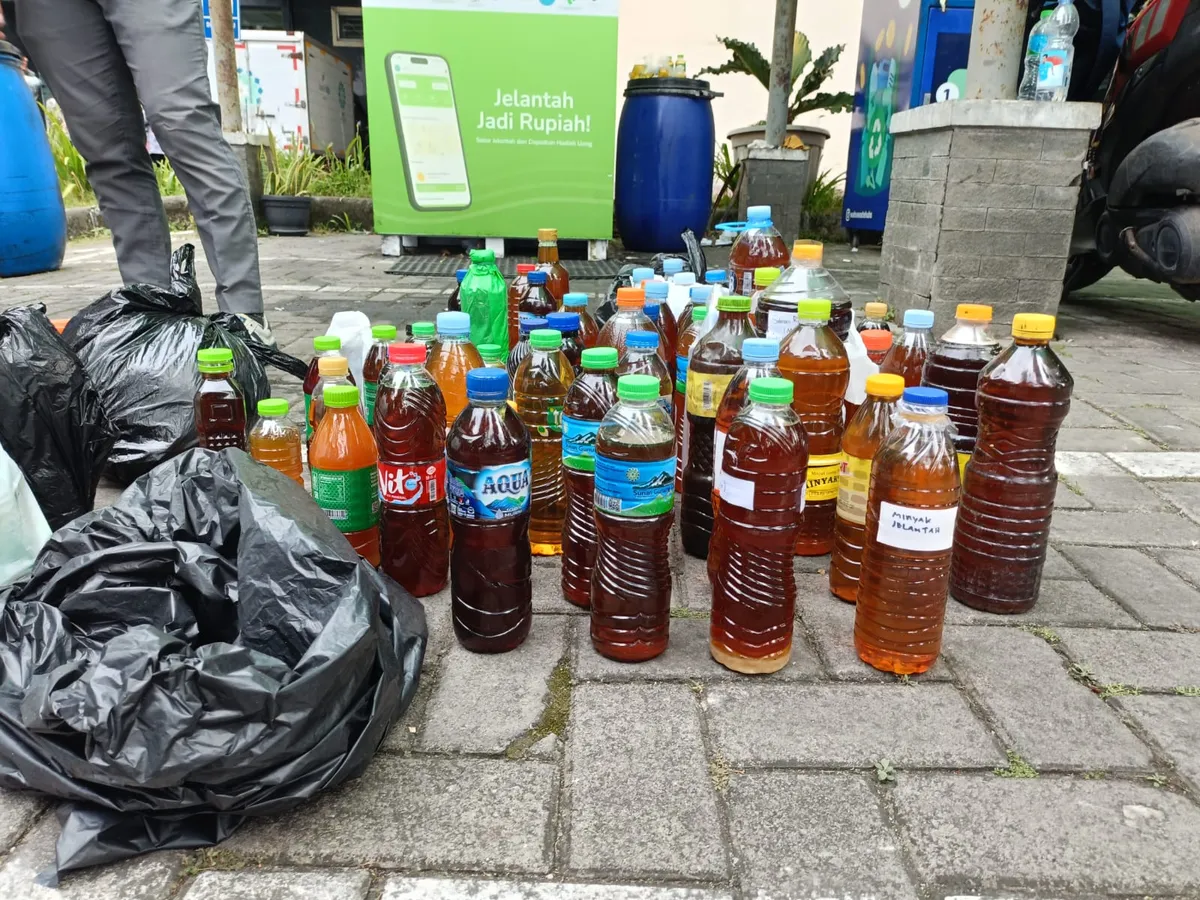 Minyak jelantah jadi rupiah di area parkir Gedung Pusat Pengembangan Bisnis (P2B) UIN Sunan Gunung Djati Bandung, Selasa (26/8/2025) (Sumber: Dokumentasi PBAK 2025 | Foto: Istimewa)