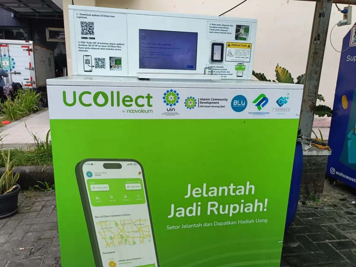 UCOllect, mesin penukar minyak jelantah jadi rupiah di area parkir Gedung Pusat Pengembangan Bisnis (P2B) UIN Sunan Gunung Djati Bandung, Selasa (26/8/2025) (Sumber: Dokumentasi PBAK 2025 | Foto: Istimewa)