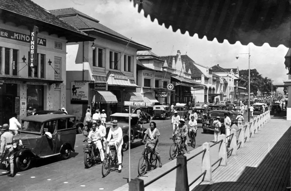 Suasana Groote Postweg Oost di Bandung zaman baheula. (Sumber: Tropenmuseum)