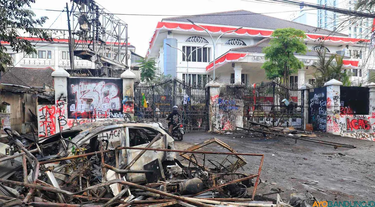 Sisa rangka mobil dan motor serta bangunan mess MPR di Kota Bandung habis dibakar massa unjukrasa pada Jumat 29 Agustus 2025. (Sumber: ayobandung.id | Foto: Irfan Al-Faritsi)