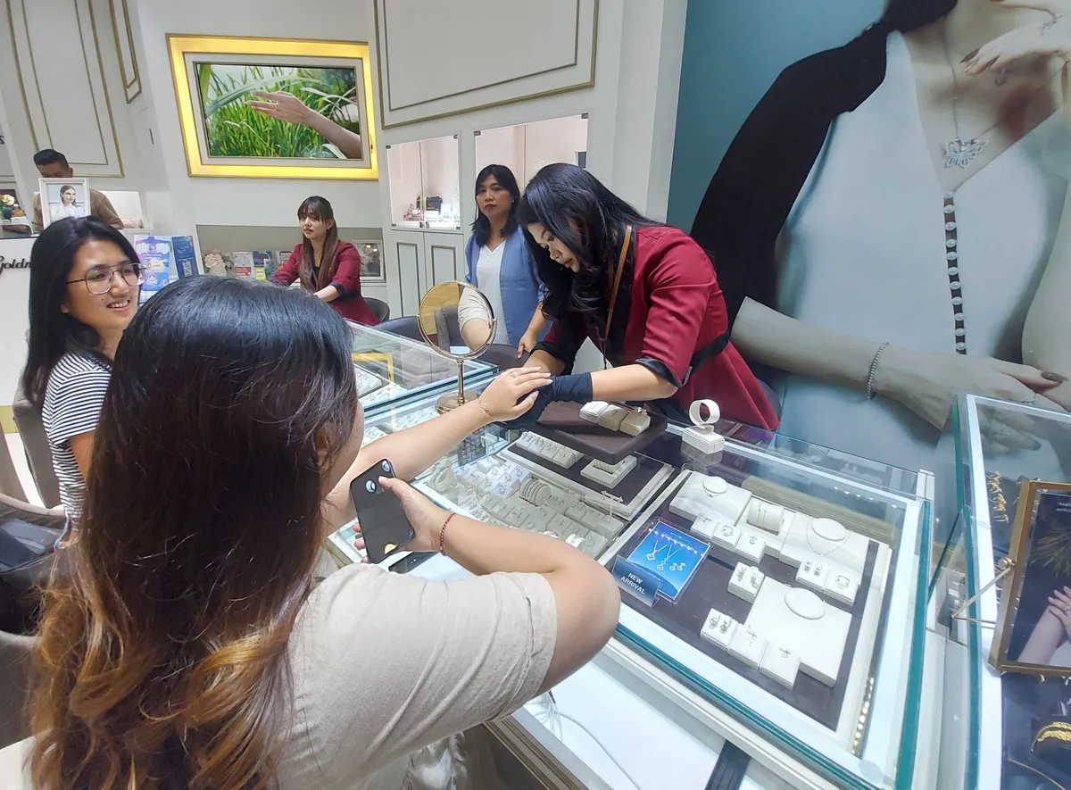 Goldmart kini aktif di media sosial dan platform e-commerce, menjangkau konsumen yang lebih muda dan dinamis. (Sumber: Ayobandung.id | Foto: Eneng Reni Nuraisyah Jamil)