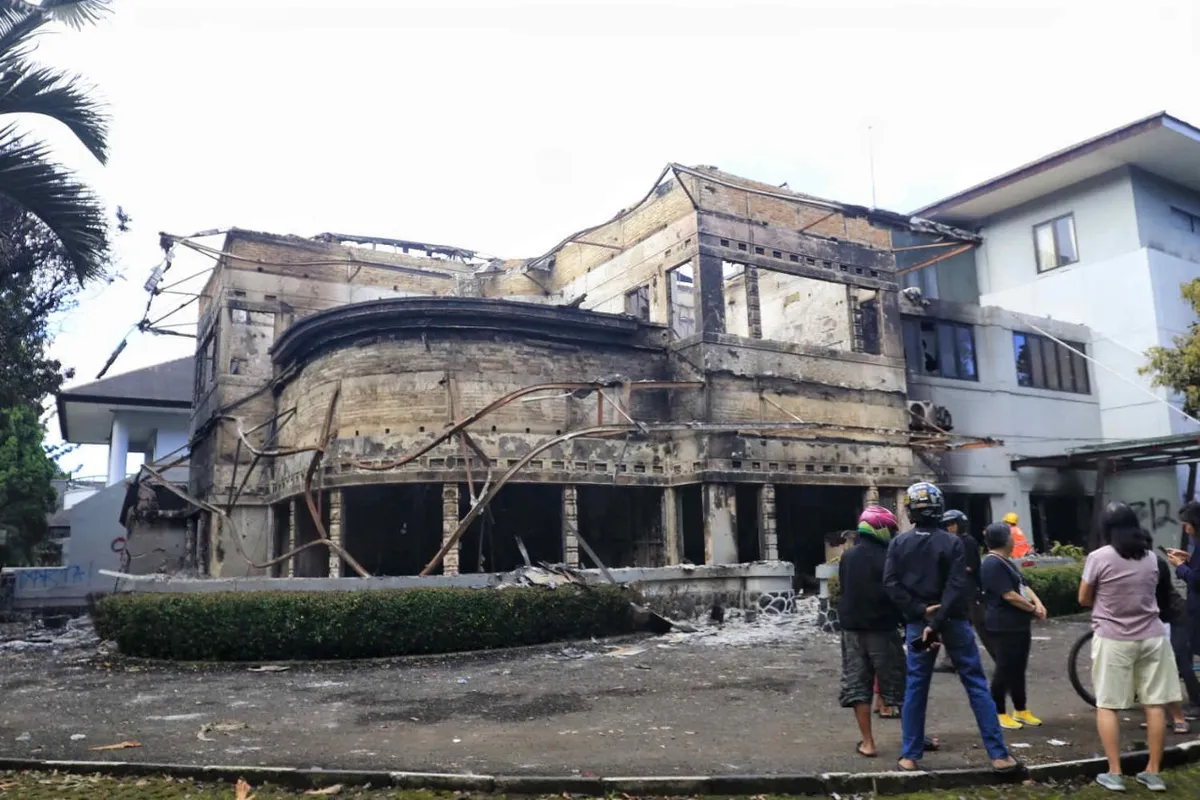 Kondisi Gedung DPRD Jabar pasca demonstrasi. (Sumber: Ayobandung | Foto: Irfan Al Faritsi)