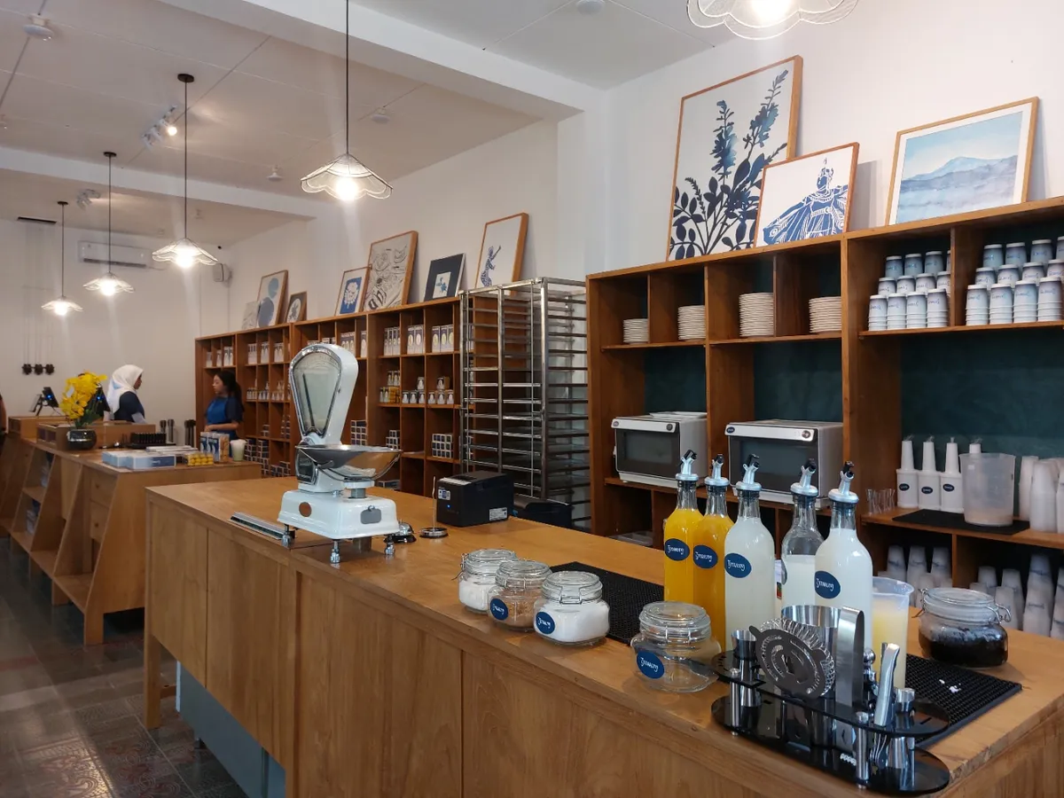 Kehadiran Tjitarum sebagai toko bolu dan kue bukan sekadar membuka ruang baru bagi wisatawan untuk membeli buah tangan. Namun simbol bagaimana kuliner bisa menjadi bahasa pelestarian budaya. (Sumber: Ayobandung.id | Foto: Eneng Reni Nuraisyah Jamil)