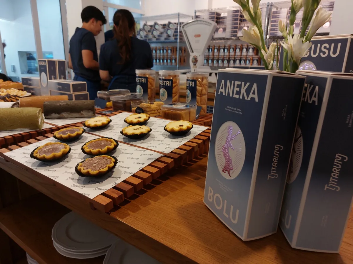 Kehadiran Tjitarum sebagai toko bolu dan kue bukan sekadar membuka ruang baru bagi wisatawan untuk membeli buah tangan. Namun simbol bagaimana kuliner bisa menjadi bahasa pelestarian budaya. (Sumber: Ayobandung.id | Foto: Eneng Reni Nuraisyah Jamil)