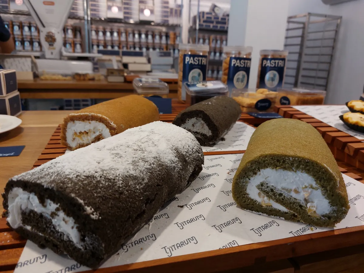 Kehadiran Tjitarum sebagai toko bolu dan kue bukan sekadar membuka ruang baru bagi wisatawan untuk membeli buah tangan. Namun simbol bagaimana kuliner bisa menjadi bahasa pelestarian budaya. (Sumber: Ayobandung.id | Foto: Eneng Reni Nuraisyah Jamil)