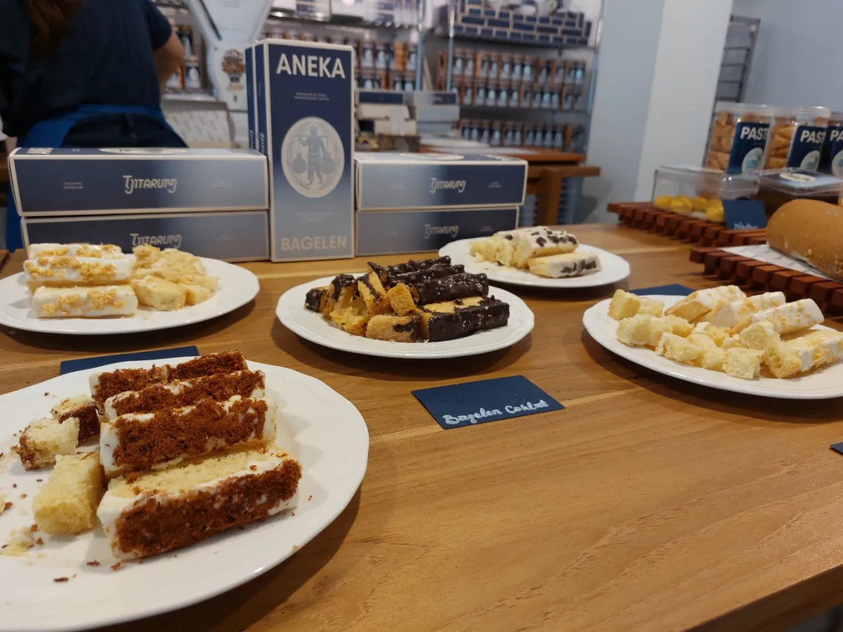 Kehadiran Tjitarum sebagai toko bolu dan kue bukan sekadar membuka ruang baru bagi wisatawan untuk membeli buah tangan. Namun simbol bagaimana kuliner bisa menjadi bahasa pelestarian budaya. (Sumber: Ayobandung.id | Foto: Eneng Reni Nuraisyah Jamil)