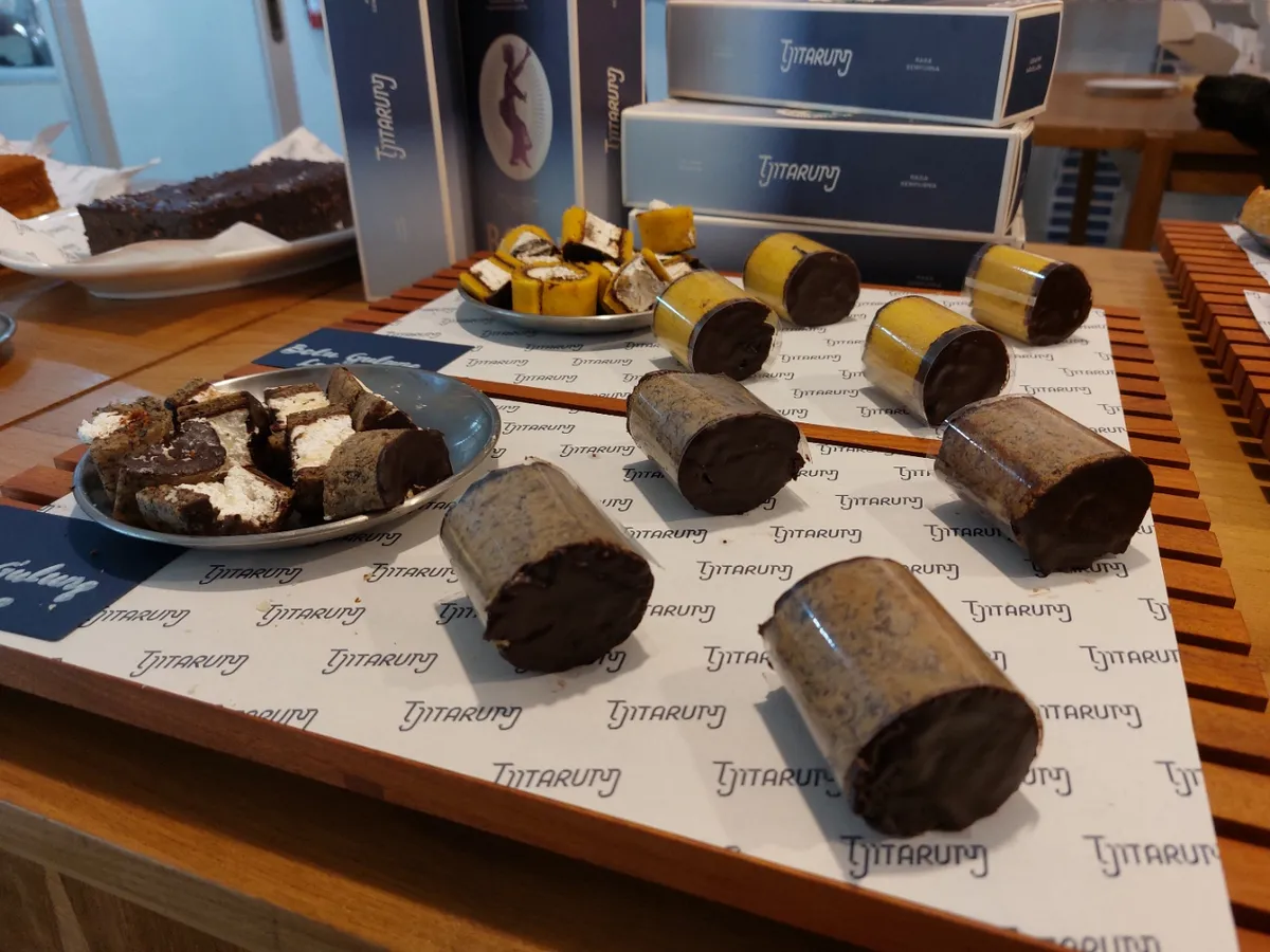 Kehadiran Tjitarum sebagai toko bolu dan kue bukan sekadar membuka ruang baru bagi wisatawan untuk membeli buah tangan. Namun simbol bagaimana kuliner bisa menjadi bahasa pelestarian budaya. (Sumber: Ayobandung.id | Foto: Eneng Reni Nuraisyah Jamil)