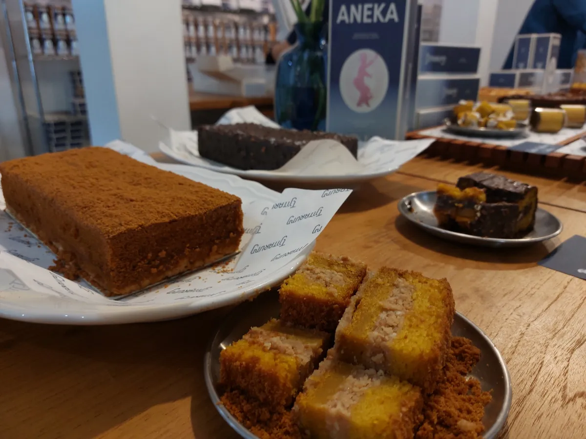 Kehadiran Tjitarum sebagai toko bolu dan kue bukan sekadar membuka ruang baru bagi wisatawan untuk membeli buah tangan. Namun simbol bagaimana kuliner bisa menjadi bahasa pelestarian budaya. (Sumber: Ayobandung.id | Foto: Eneng Reni Nuraisyah Jamil)