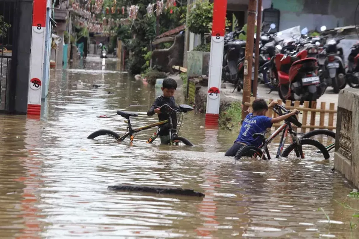 Banjir merendam pemukiman warga di Dayeuhkolot, Kabupaten Bandung (Sumber: AyoBandung | Foto: Irfan Al-Faritsi)