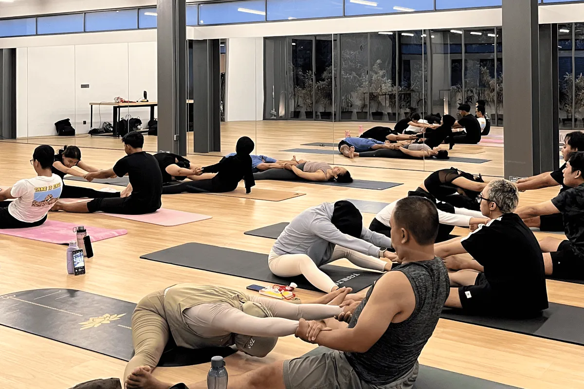 Sesi couple yoga menghadirkan kebersamaan yang menumbuhkan kepercayaan, M84, Common Space, Kecamatan Lengkong, Kota Bandung, Sabtu, (08/11/2025)
(Sumber : Farah)