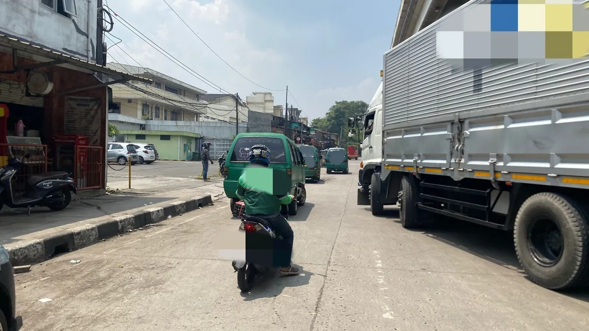 Angkot mangkal yang menghambat jalur transportasi lain di JL. Raya Kopo,  Bojongloa Kidul, Kota Bandung, Senin (01/12/2025) (Sumber: Dokumentasi Penulis | Foto: Ibrahim Sabit Agustian)