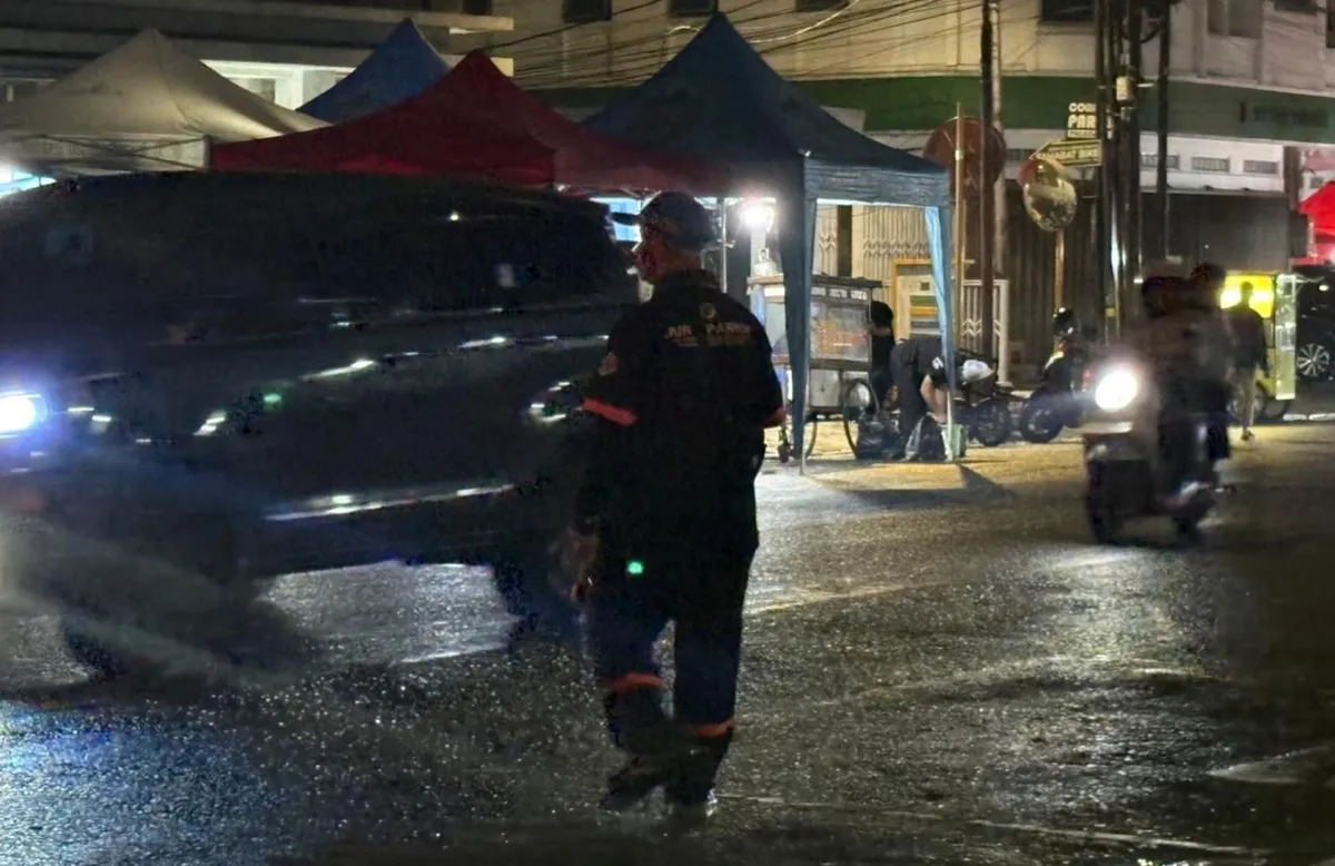 Seorang juru parkir sedang menjaga lahan parkir milik umum, Lengkong Kecil, Bandung, Sabtu 29 November 2025 (Foto: Asti Alya) (Sumber: Dokumentasi Penulis | Foto: Asti Alya Anggraini)