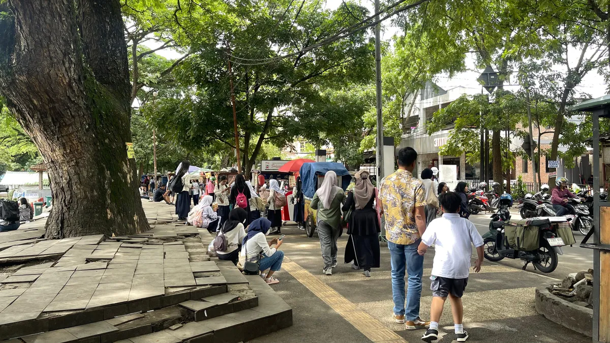 Di tengah keramaian, trotoar Bandung retak: Bukti abainya standar aksesibilitas. pada Jumat 28 November 2025 (Sumber: penulis | Foto: ruth maretha)
