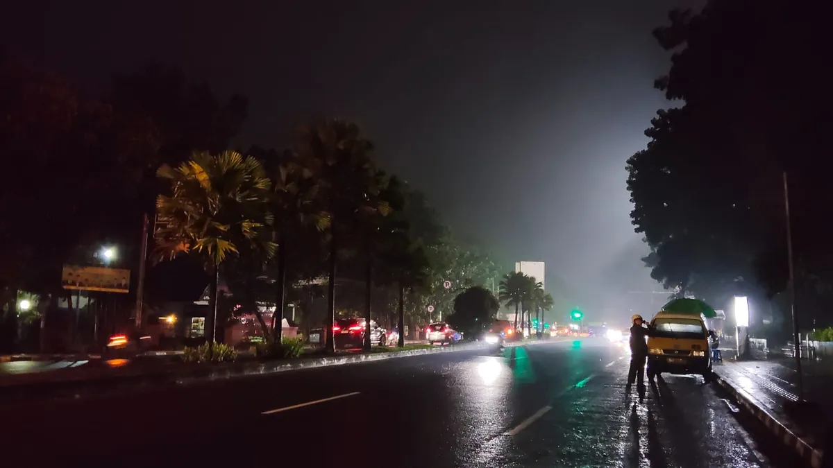 Situasi jalanan yang minim penerangan di daerah Tegalega, Jumat (28/11/2025). (Foto : Nadya Ulya Zagita) (Sumber: Nadya Ulya Zagita | Foto: Nadya Ulya Zagita)