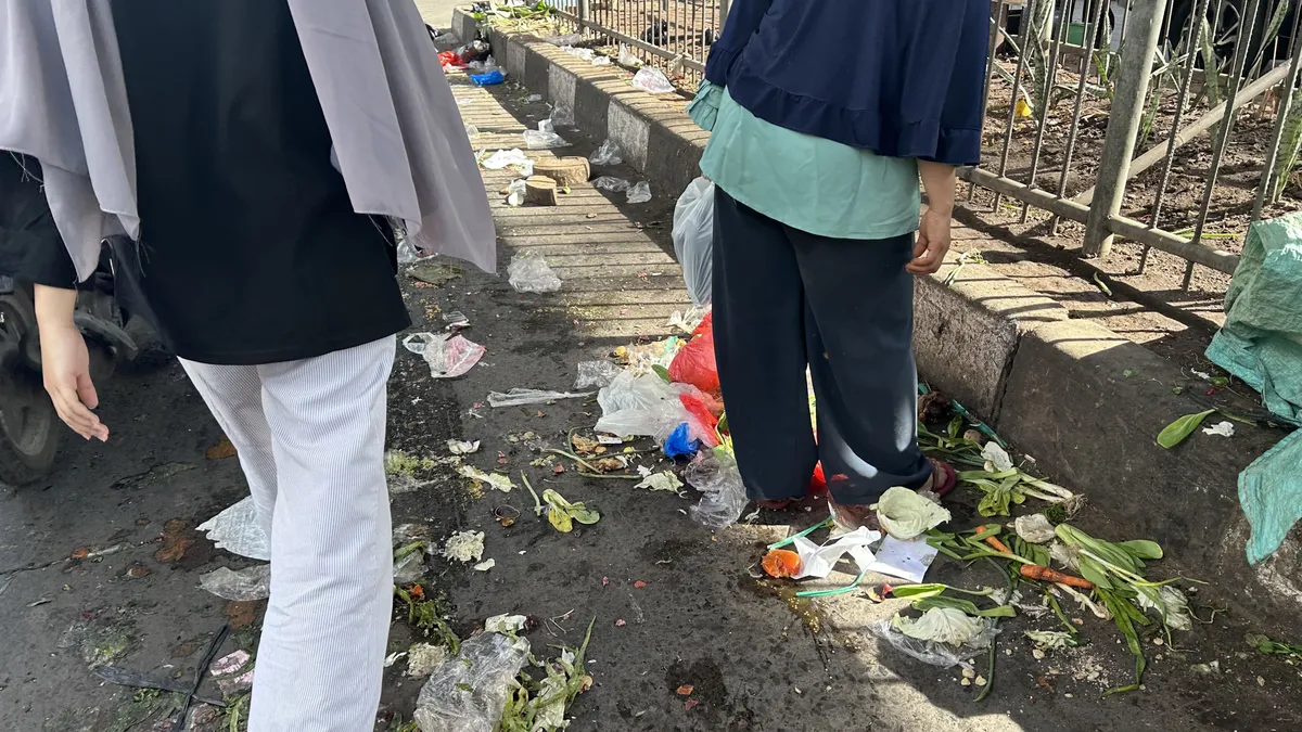 Tampak sampah bekas penjualan yang berserakan dan mengganggu aktivitas diarea 
jalan raya. Pasar Kiaracondong, 
Bandung, Sabtu 29/11/2025 (Sumber: Dokumentasi Penulis | Foto: Nasywa Hanifah Alya' Al-Muchlisin)