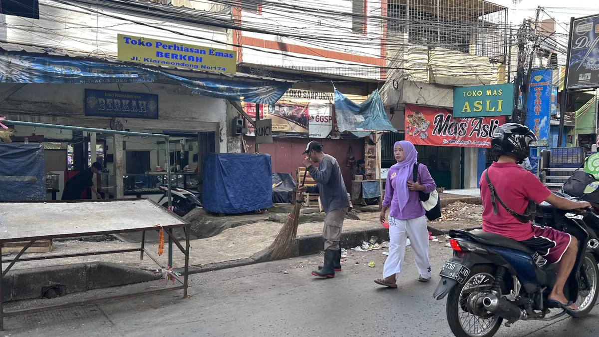 Petugas kebersihan sedang membersihkan kawasan sekitar jalan. Pasar Kiaracondong,
Bandung, Sabtu 29/11/2025 (Sumber: Dokumentasi Penulis | Foto: Nasywa Hanifah Alya' Al-Muchlisin)