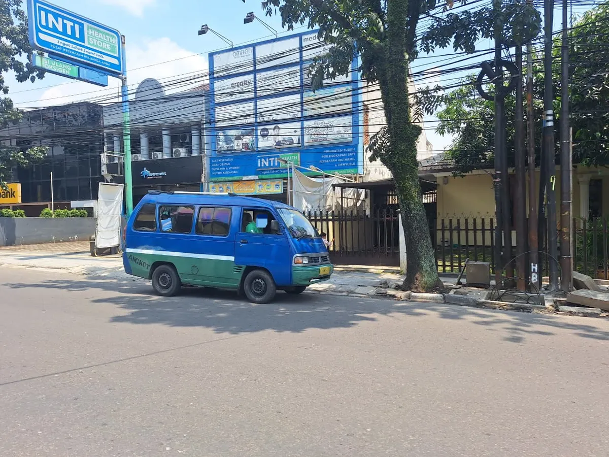 Angkutan Kota menurunkan penumpang di Jl. Buah Batu, Bandung (28/11/2025) (Foto: Farah Sausan)