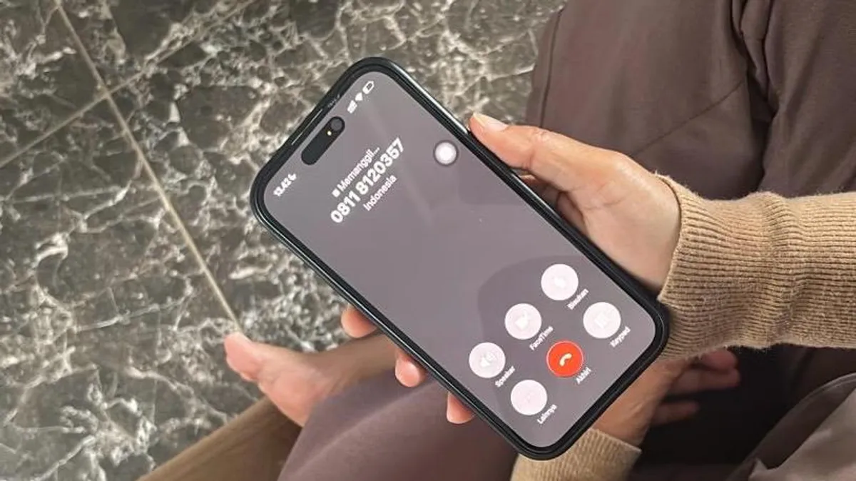 Seorang warga mencoba menghubungi saluran Call Center pengaduan Pemkot Bandung yang menunjukkan status "Memanggil..." yang tak kunjung tersambung dengan operator. (Sumber: Teddy)