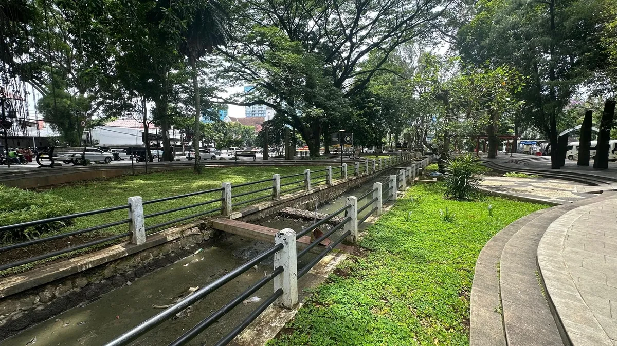 Tampak selokan yang masih terdapat limbah sampah di sudut Taman Badak, Kota Bandung, Jumat 28/11/2025. (Sumber: Dokumentasi Penulis | Foto: Wan Maulida Kusuma Syazci)