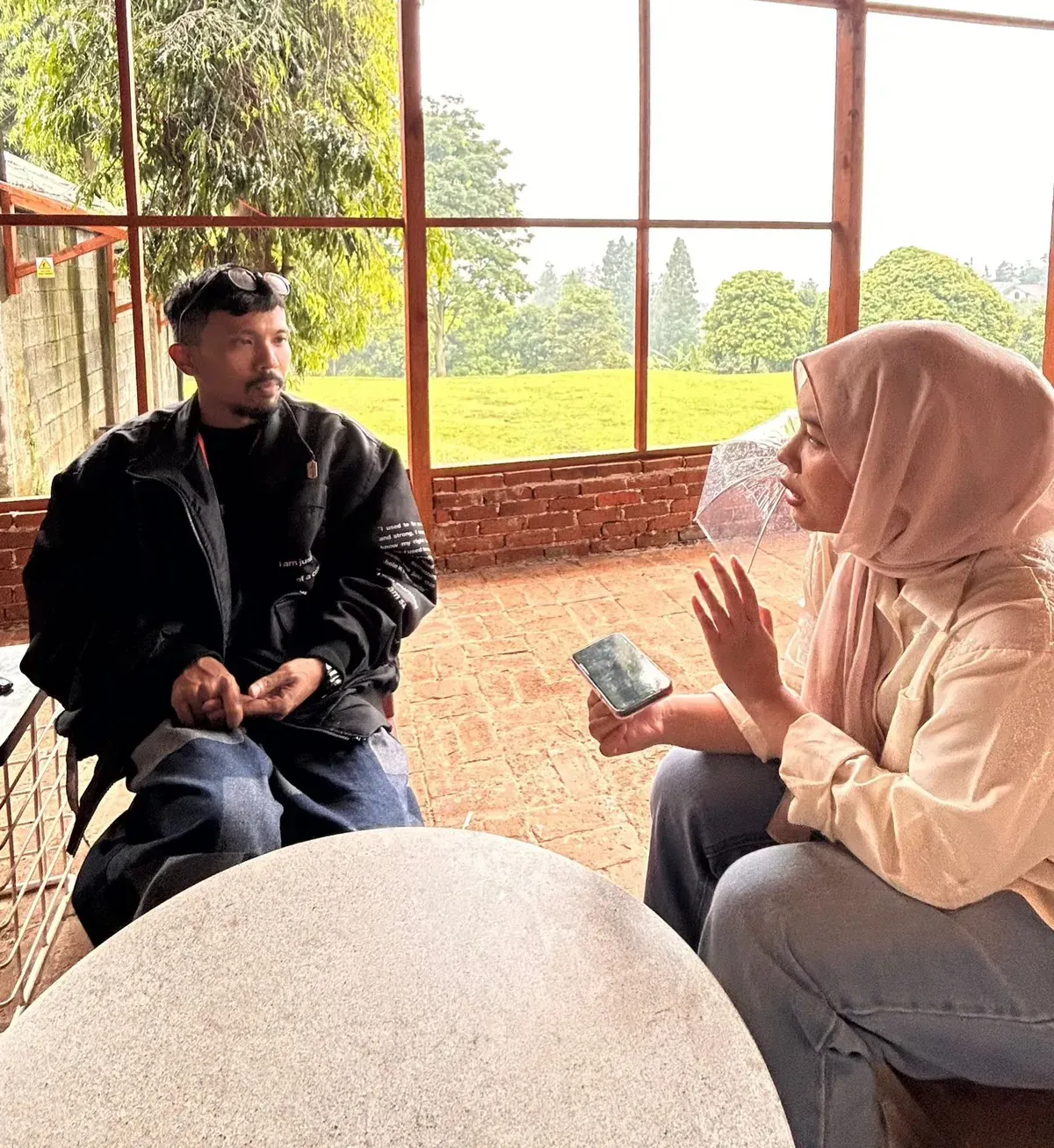 Penulis sedang mewawancarai narasumber, Gin, Manajer Operasional Uncle D Backyard. (Sumber: Dokumentasi Penulis | Foto: Carissa Syarafina)