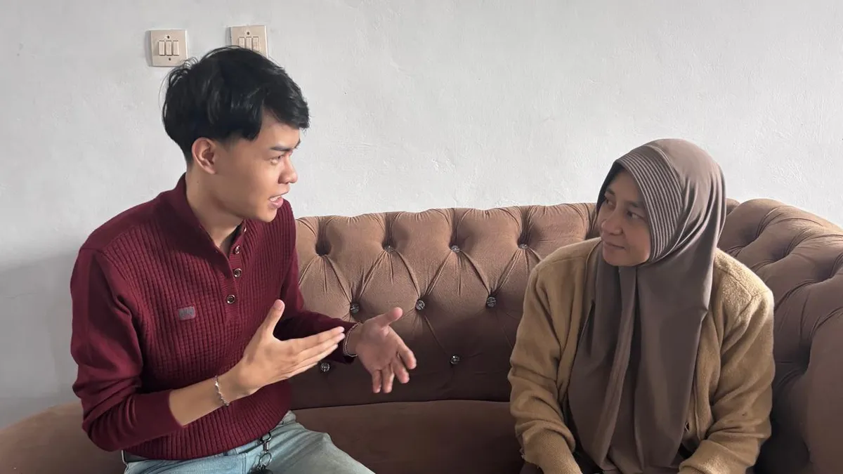 Pewawancara dan narasumber melakukan sesi wawancara dalam di sofa ruang tamu membahasa isu-isu penting tentang pelayanan publik di Kota Bandung. (Sumber: Teddy)