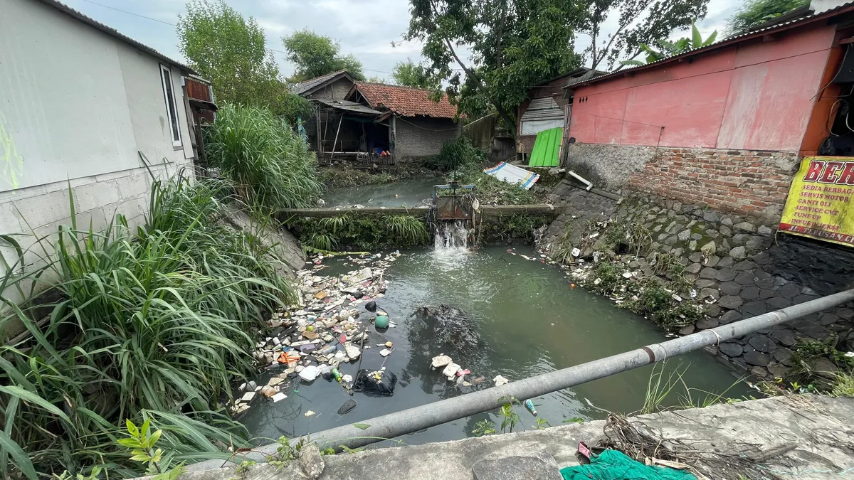 Tumpukan sampah memenuhi saluran air di Jalan Cibaduyut, Kecamatan Bojongloa Kidul, Kota Bandung, Minggu 30 November 2025 (Sumber: Novrandi Aqilah | Foto: Novrandi Aqilah)