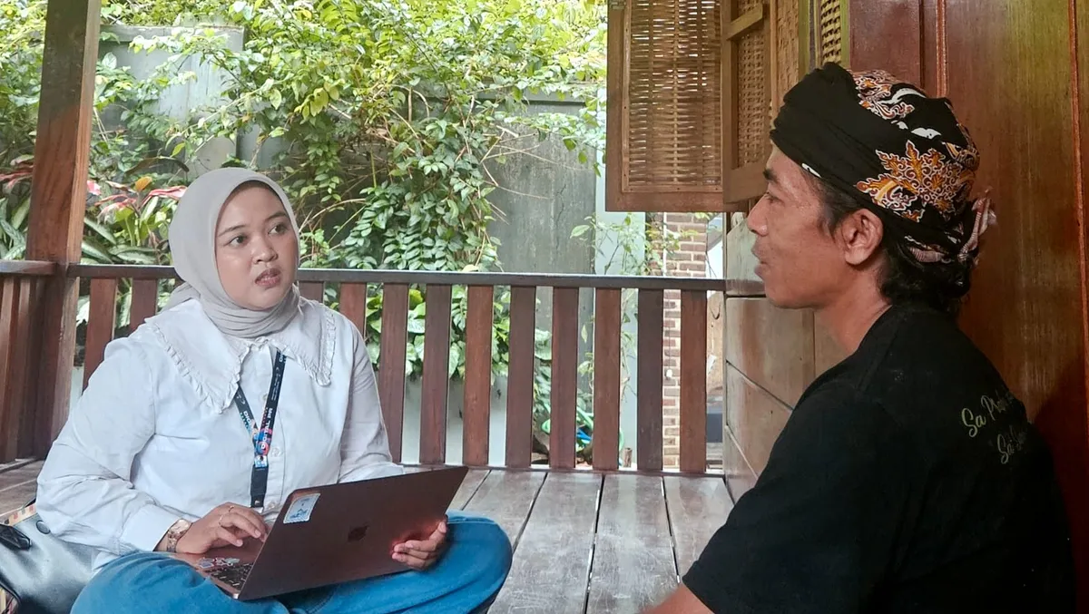 Proses wawancara bersama Kang Yana (kanan) selaku pengelola dan masyarakat asli Kampung Adat Cireundeu. 
(30/10/2025) (Sumber: Calya Pratista) (Sumber: Calya Pratista | Foto: Rafy Lovinka)