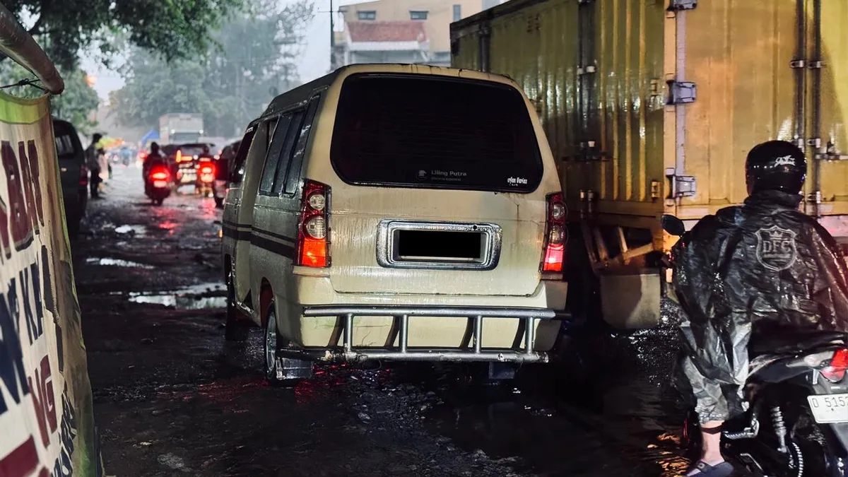 Jalanan Kota Bandung yang sering mengalami kemacetan (1 Desember 2025) (Foto: Mohammad Raihan Assidiqqi)