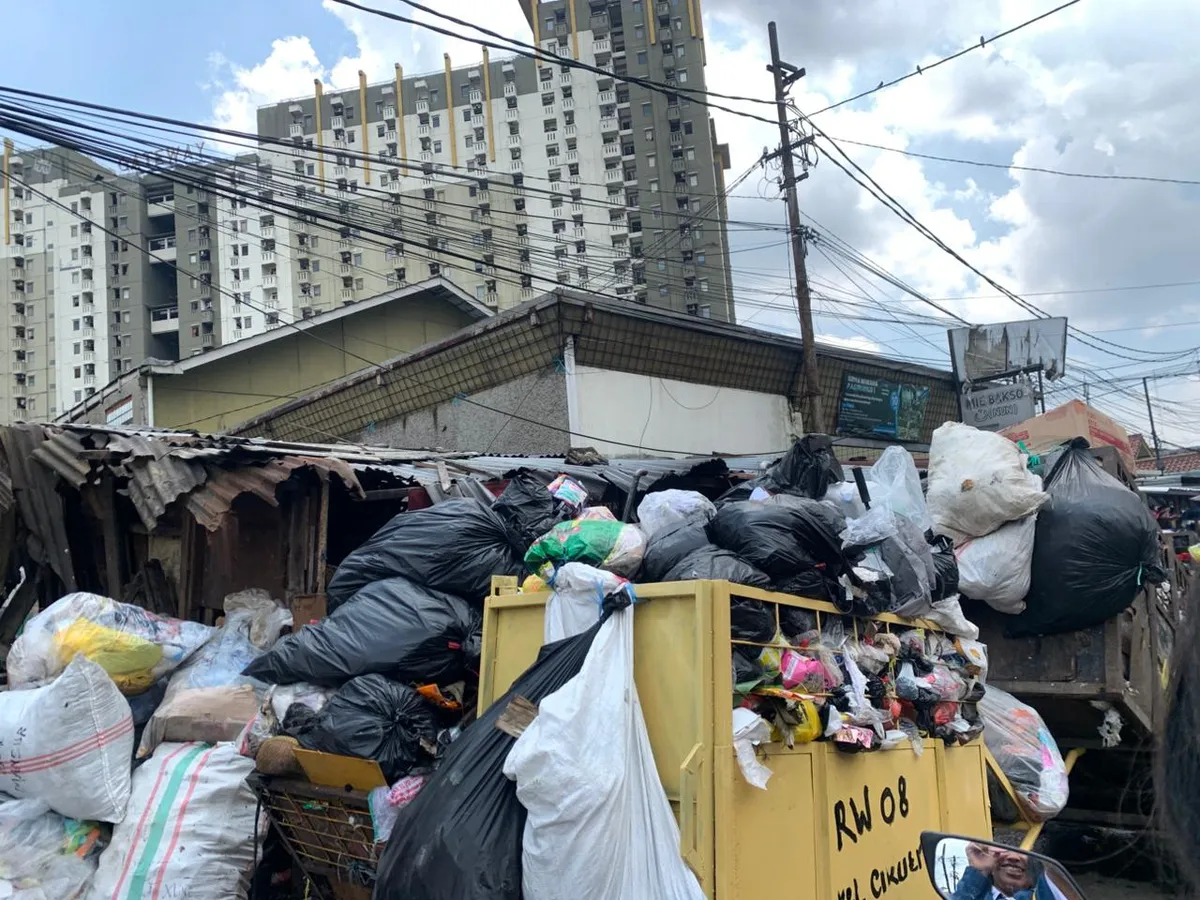 Kondisi Tumpukan Sampah di Pasar Cicadas (30/11/2025) (Foto: Adinda Jenny)