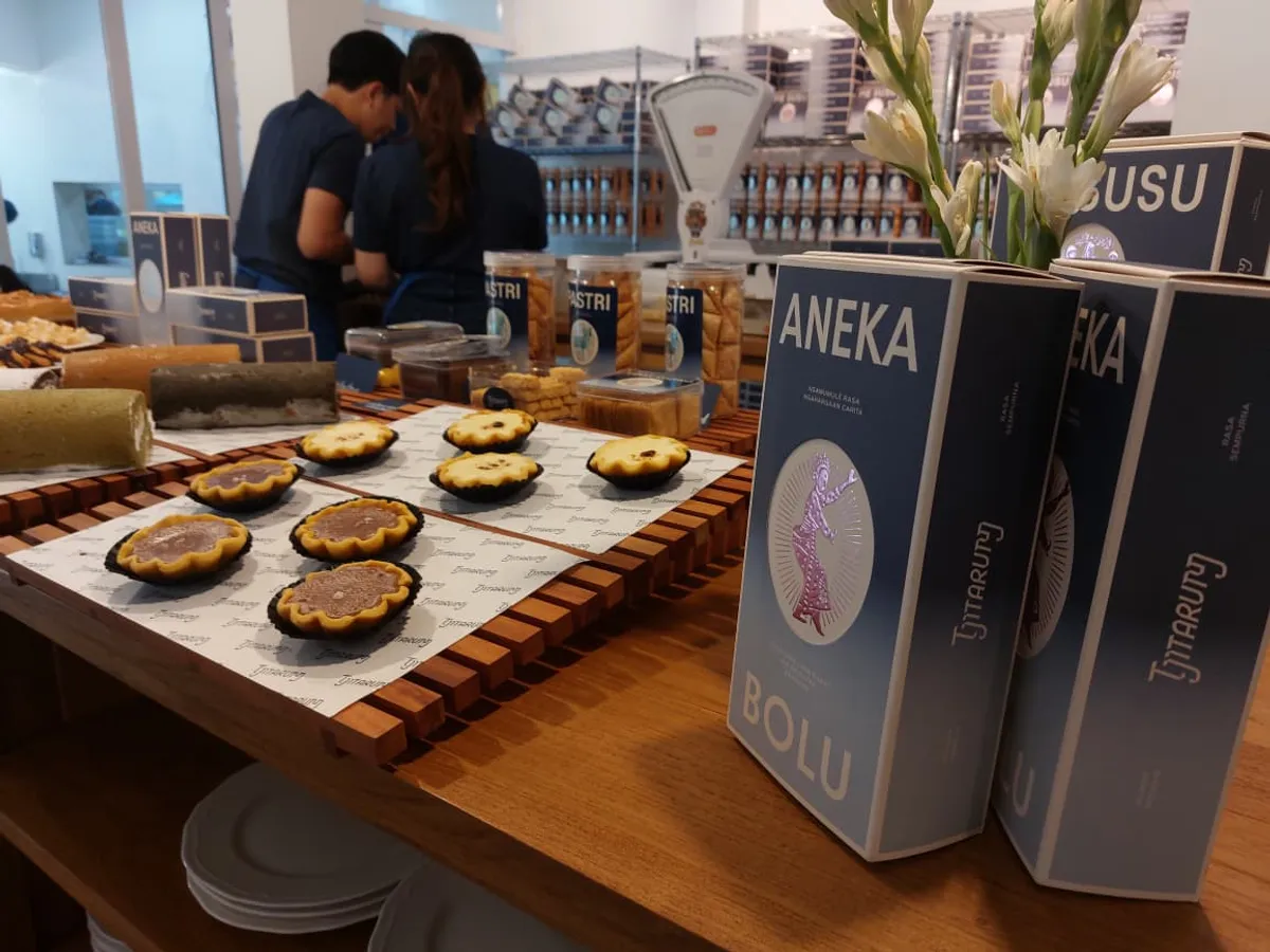 Dengan tren wisatawan yang terus meningkat, sektor oleh-oleh Bandung akan semakin menjanjikan bagi pelaku usaha yang berani berinovasi tanpa meninggalkan akar tradisi. (Sumber: Ayobandung.id | Foto: Eneng Reni Nuraisyah Jamil)
