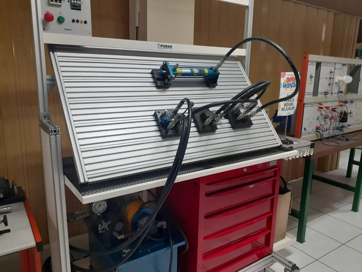 Peralatan praktek sistem hidrolik untuk sekolah kejuruan (Sumber: dokpri | Foto: Totok Siswantara)