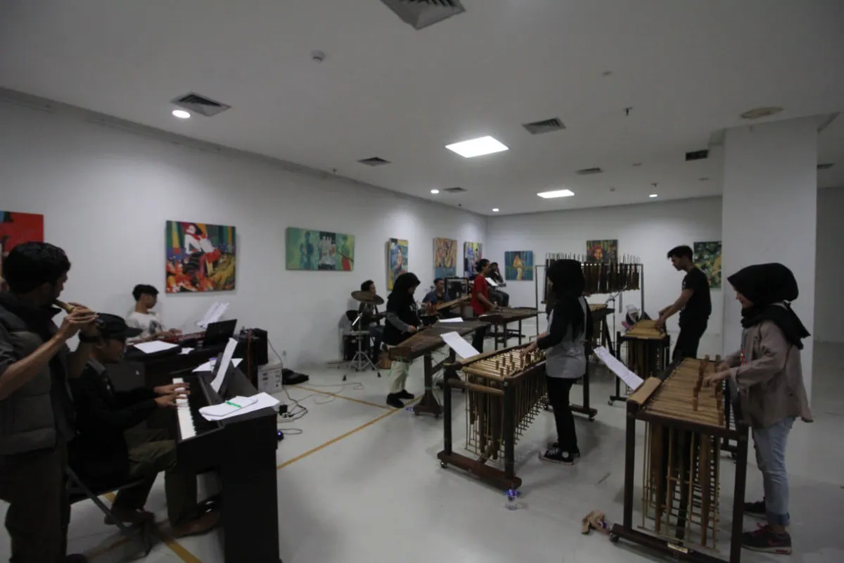 Bagi komunitas anak muda Sound of Heritage (SORA) di Bandung, tradisi adalah ruang yang paling luas untuk berimajinasi. (Sumber: Dokumentasi Penulis)