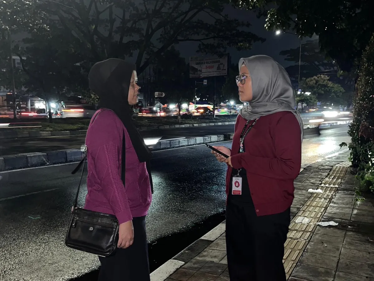 Wawancara Maryati, seorang penyebrang bebas di malam hari daerah Soekarno-Hatta Kelurahan Sekejati, Kecamatan Buahbatu Kota Bandung (26/112025). (Sumber: Dokumentasi Penulis | Foto: Azzahra Nadhira)