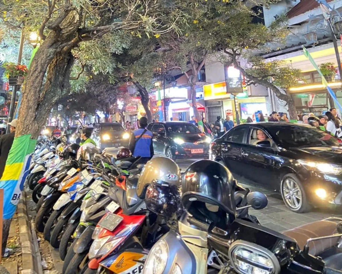 Kurangnya lahan parkir membuat kendaraan bermotor parkir dipinggir jalan sehingga jalanan menjadi padat, Senin (1/12/2025). (Foto: Wardah Alhumairah)