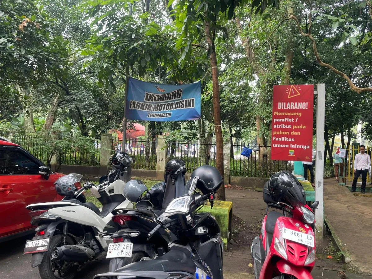 Pengendara menagabaikan papan larangan dan tetap memarkirkan motor di sisi Jalan Taman Tegallega, Kota Bandung, Selasa (2/12/25) (Sumber: Nathania)