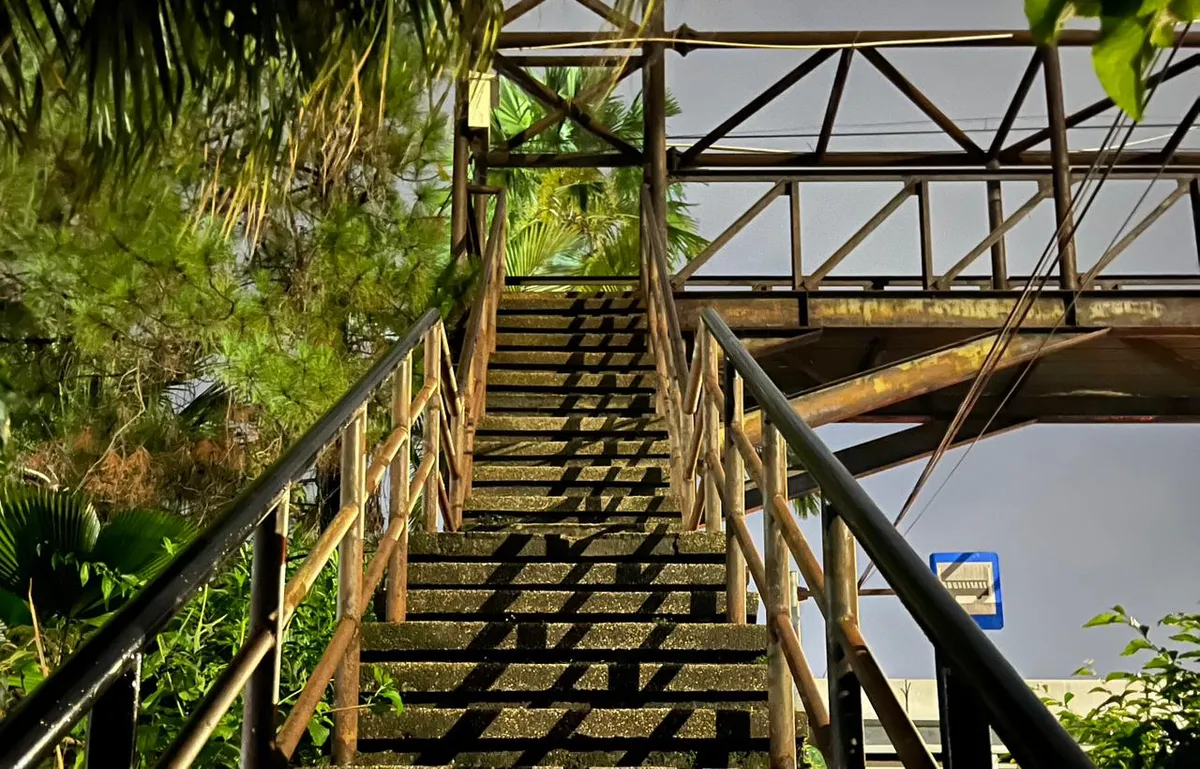 Jembatan penyebrangan Soekarno-Hatta Bandung. Soekarno-Hatta Kelurahan Sekejati, Kecamatan Buahbatu Kota Bandung (26/112025). (Sumber: Dokumentasi Penulis | Foto: Azzahra Nadhira)