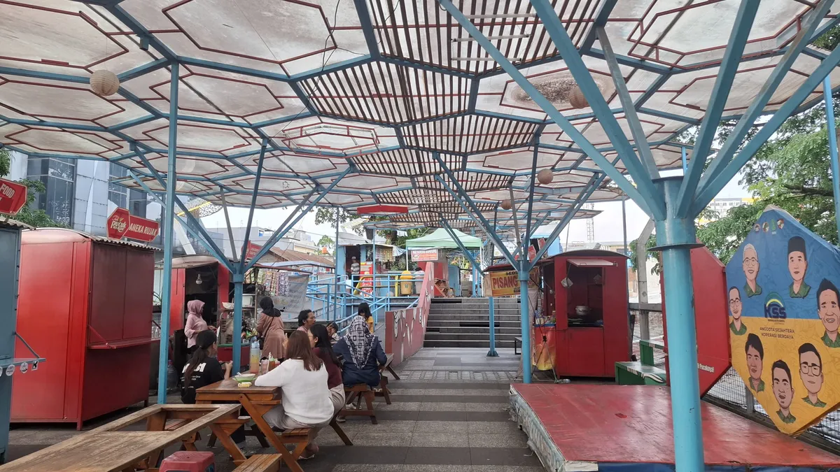 Suasana pembeli di koridor Teras Cihampelas. 28, November 2025. (Foto: Rinjani Kalila Syarief)