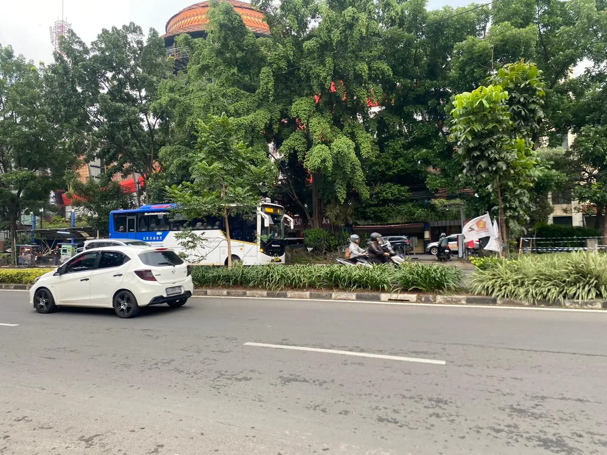 Terlihat bus yang sedang melintas setelah mengangkut penumpang di Jalan Pelajar Pejuang 45 (3/12/2025). (Sumber: (Sumber: Fauzi Ananta))